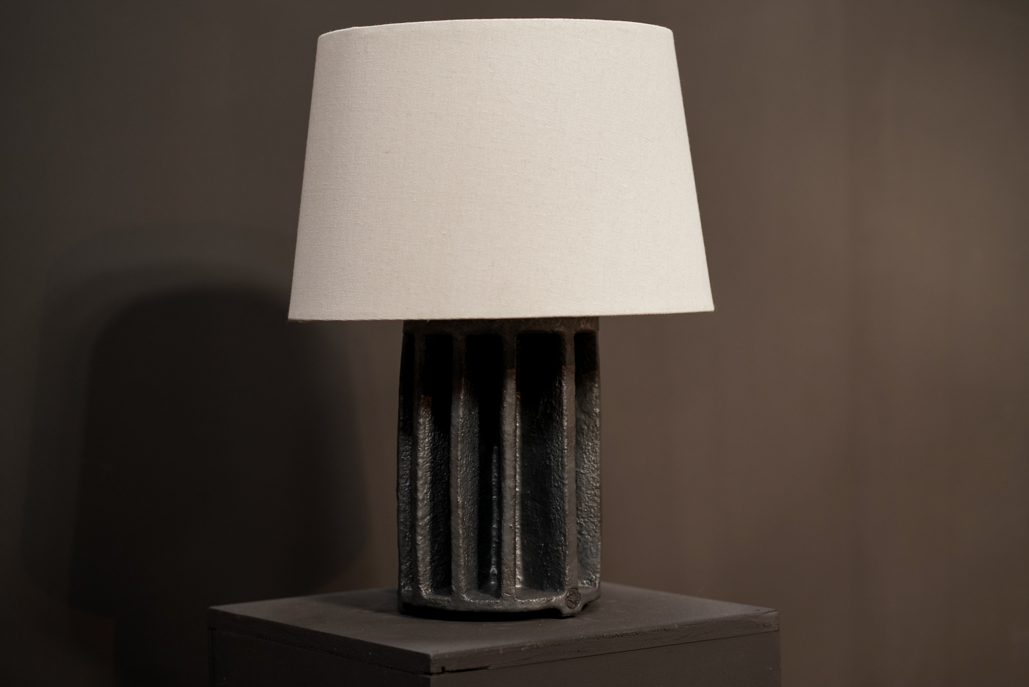 “I”  Lamp, Charcoal Round	